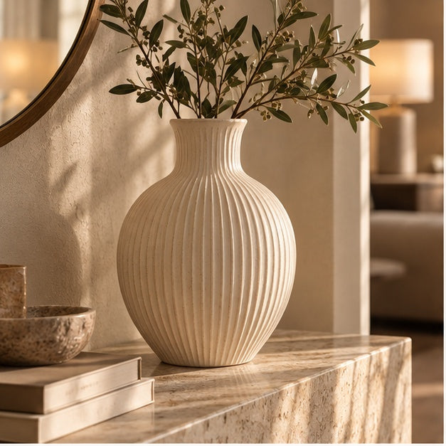 Crèmekleurige woondecoratie van Liore-Home in een warm interieur