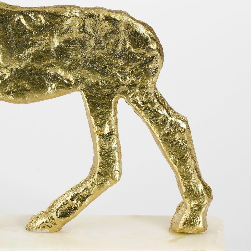 Decoratief rendier op marmeren voet – goud