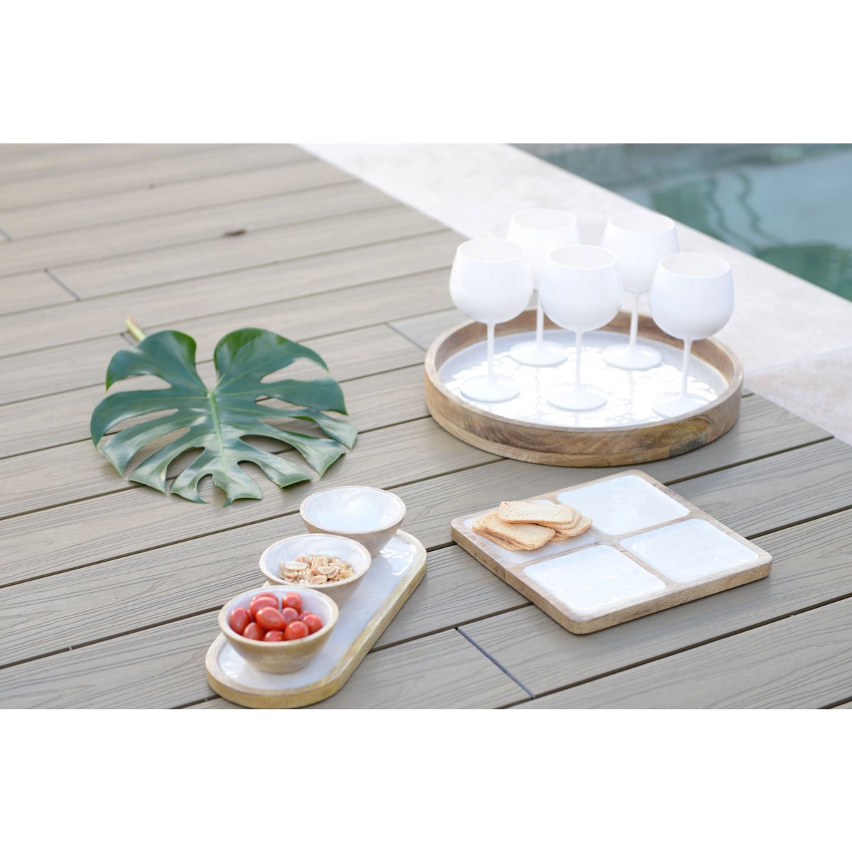 Aperitief set van 3 witte kopjes op witte houten lade
