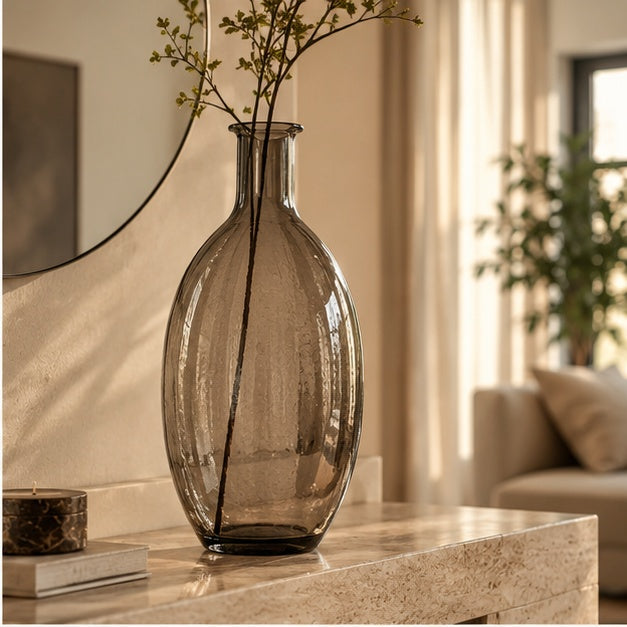Decoratieve fles Guan Grijs in warm Liore-Home interieur