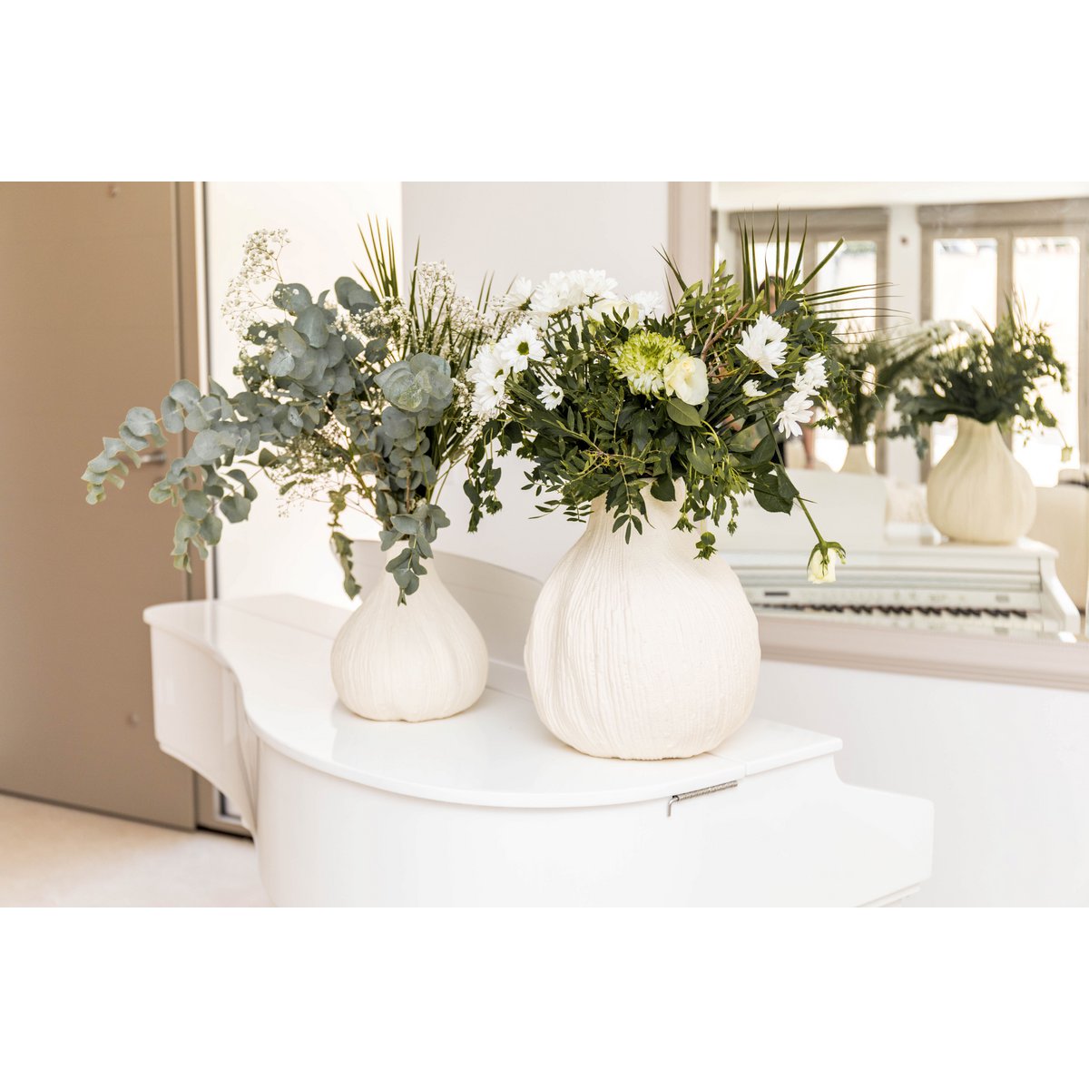 Roomachtig witte ronde vaas groot model 29x29x32cm