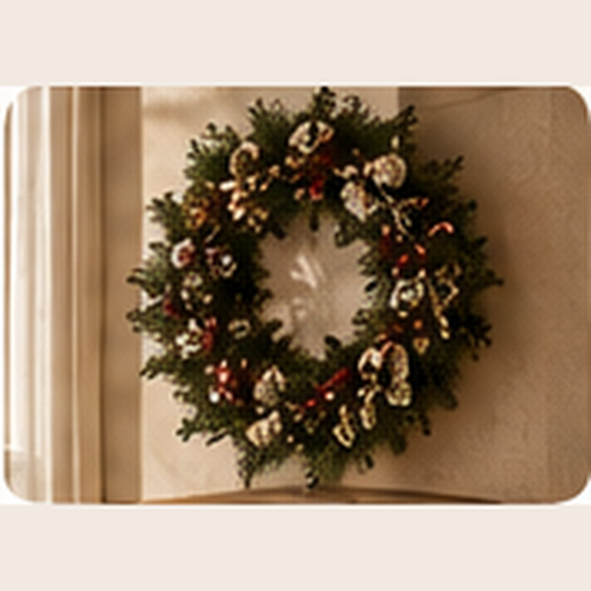 Krans Belfort Groen in warm Liore-Home kerstinterieur